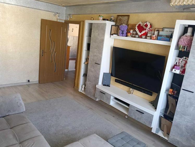 Apartament cu 3 camere decomandat în Canta