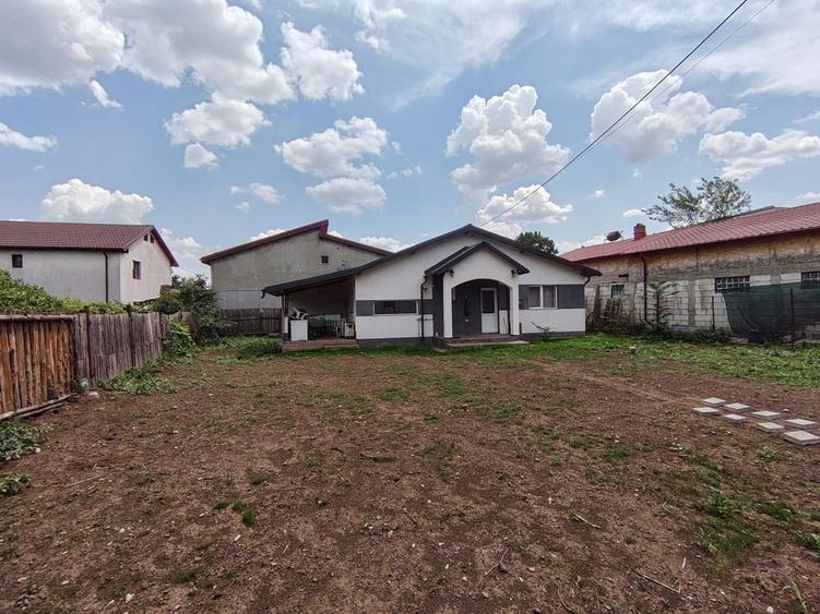 Casă cu 3 camere în Petrolului