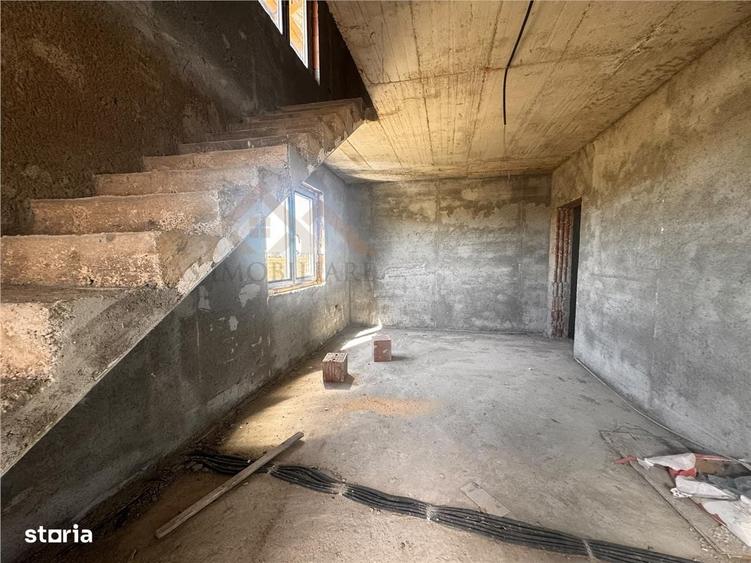 Casă cu 4 camere cu Teren 1380 Mp în Coltău