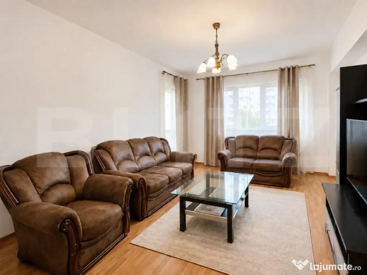 Apartament cu 3 camere decomandat în Calea București