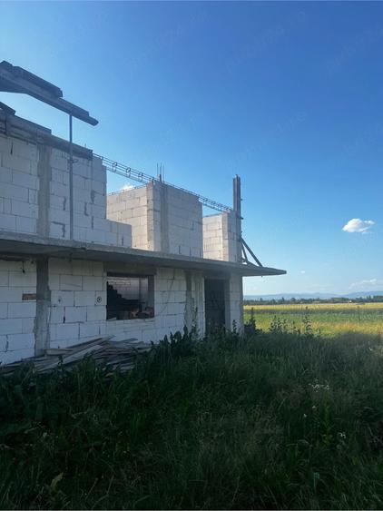 Casă cu Teren 3000 Mp în Budila