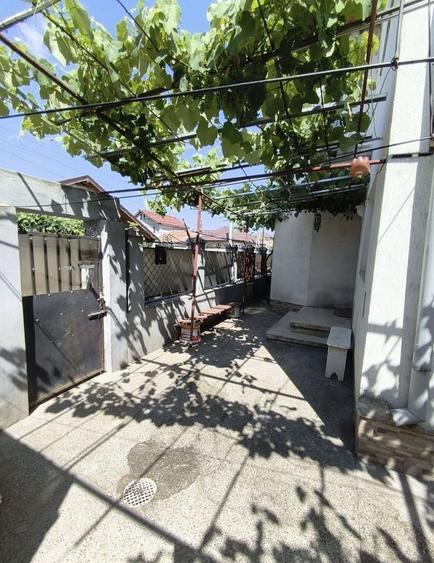 Casă individuală cu 7 camere cu Canalizare în Central