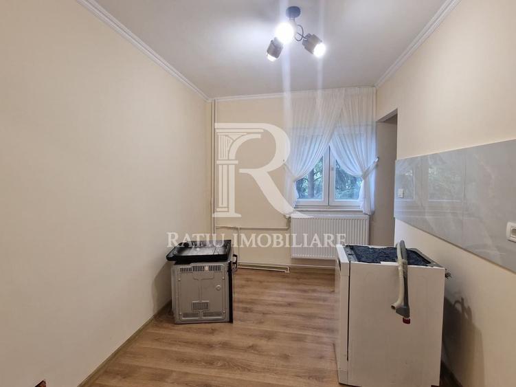 Apartament cu 3 camere decomandat, mobilat în Nufărul