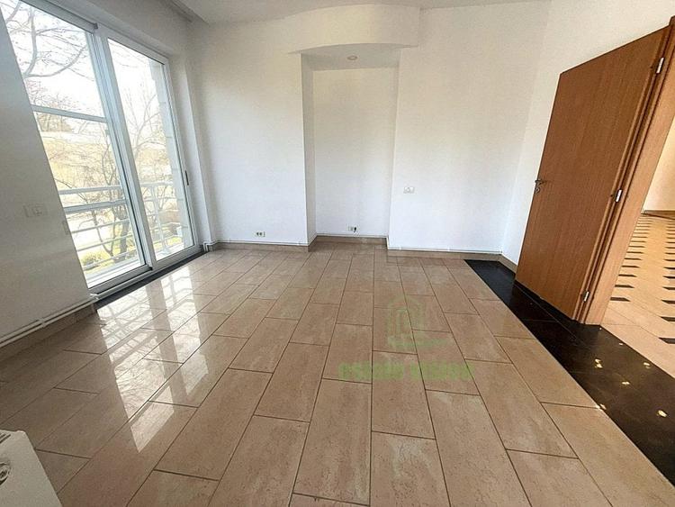 Apartament cu 5 camere semidecomandat în Primăverii