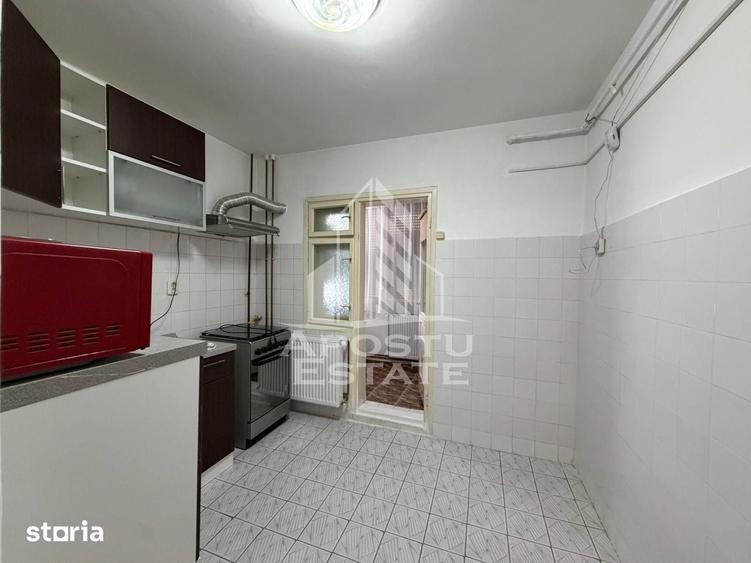Apartament cu 3 camere decomandat în Buziașului