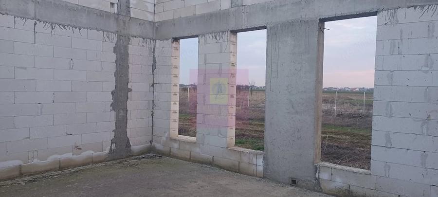 Casă cu Teren 607 Mp în Săbăreni