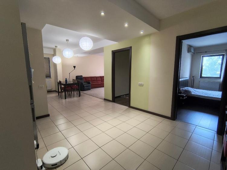 Apartament cu 3 camere decomandat, mobilat în Pajura