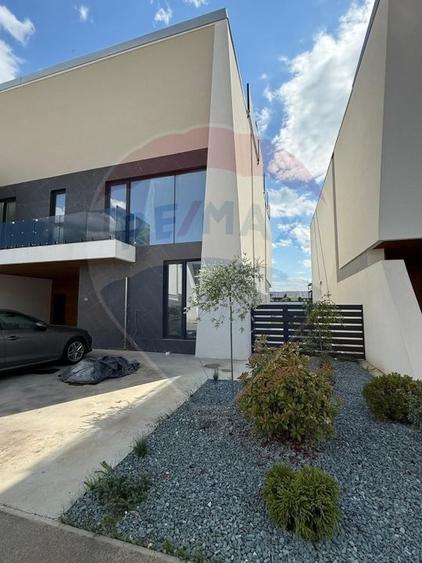 Casă individuală cu 5 camere cu Piscina în Central