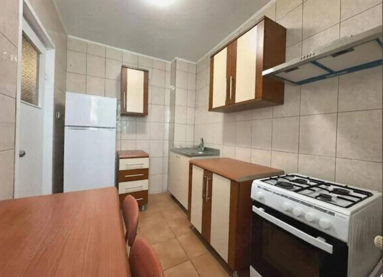 Apartament cu 3 camere decomandat în Tineretului — fotografia 3