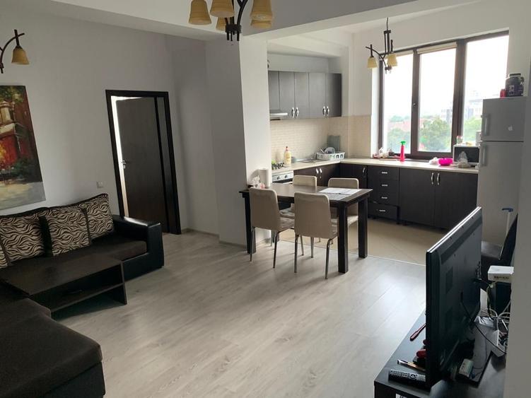 Apartament cu 3 camere în Podul de Fier
