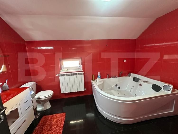 Casă individuală cu 7 camere cu Canalizare în Cetate