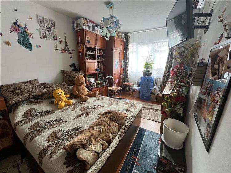 Apartament cu 3 camere decomandat, mobilat în Vest