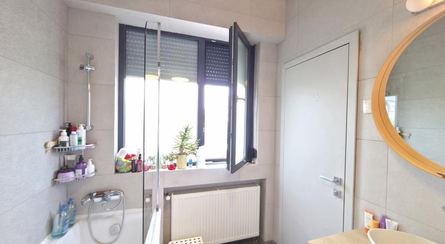 Apartament cu 3 camere semidecomandat în Sud