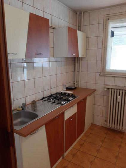 Apartament cu 2 camere semidecomandat, mobilat în P-ța Victoriei