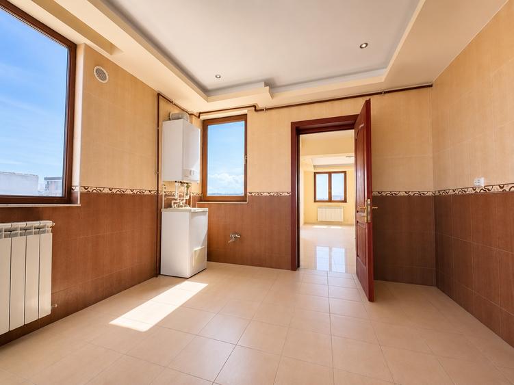Apartament cu 3 camere decomandat, mobilat în Faleza Nord