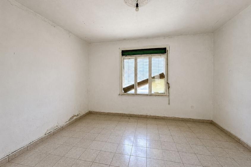 Casă individuală cu 7 camere cu Canalizare în Pârneava