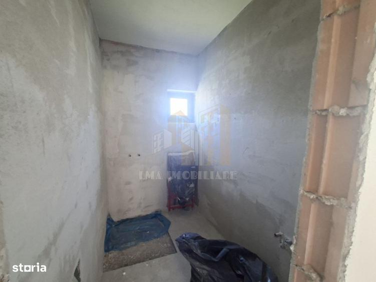 Casă cu 4 camere decomandat în Sânpetru