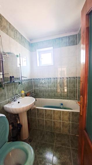 Apartament cu 3 camere semidecomandat în Bumbești-Jiu