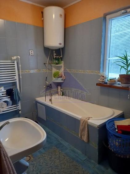 Casă individuală cu 6 camere cu Teren 2700 Mp în Nuci
