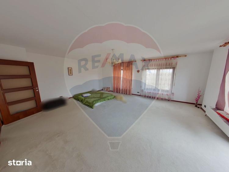 Casă cu 6 camere cu Teren 1505 Mp în Central