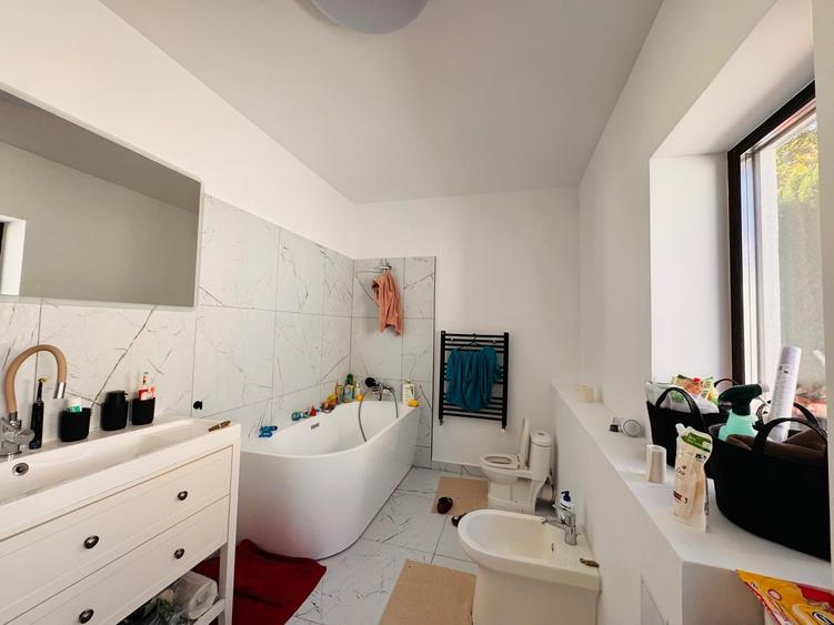 Casă individuală cu 5 camere cu Garaj în Castelul Peleș