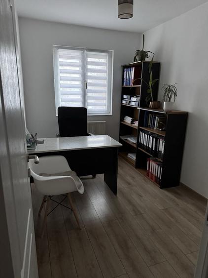 Apartament cu 3 camere semidecomandat în Micro 15
