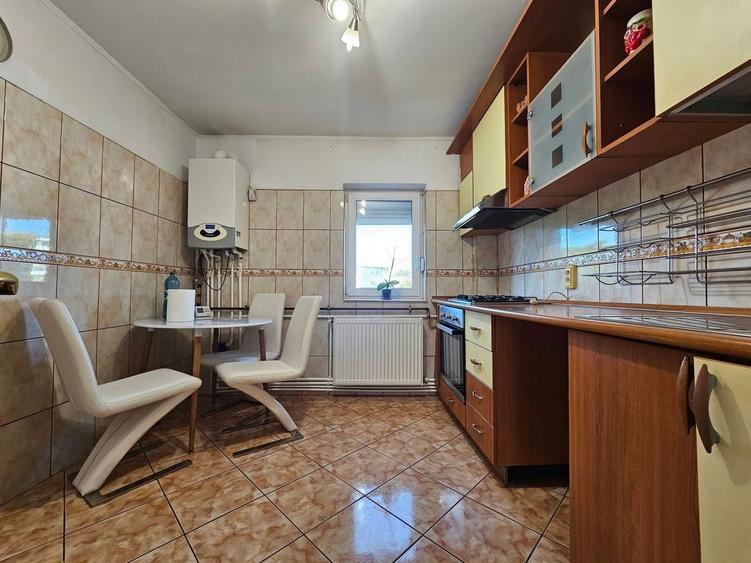 Apartament cu 4 camere decomandat, mobilat în Casa de Cultură