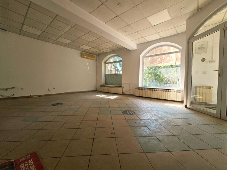 Casă individuală cu 12 camere cu Canalizare în Casa de Cultură