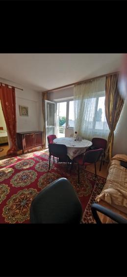 Apartament cu 3 camere semidecomandat, mobilat în Central