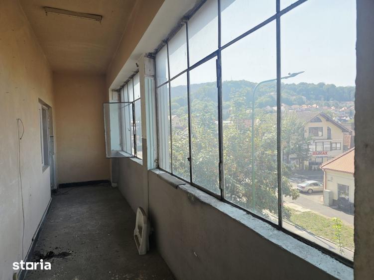Apartament cu 2 camere semidecomandat în Tractorul