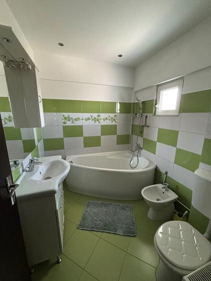 Apartament cu 3 camere decomandat în Turnișor