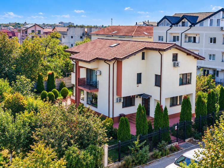 Casă individuală cu 5 camere cu Canalizare în Est