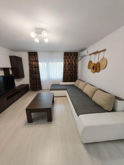 Apartament cu 3 camere semidecomandat în Tineretului