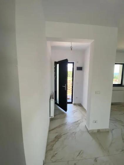 Casă cu 3 camere în Valea Adâncă