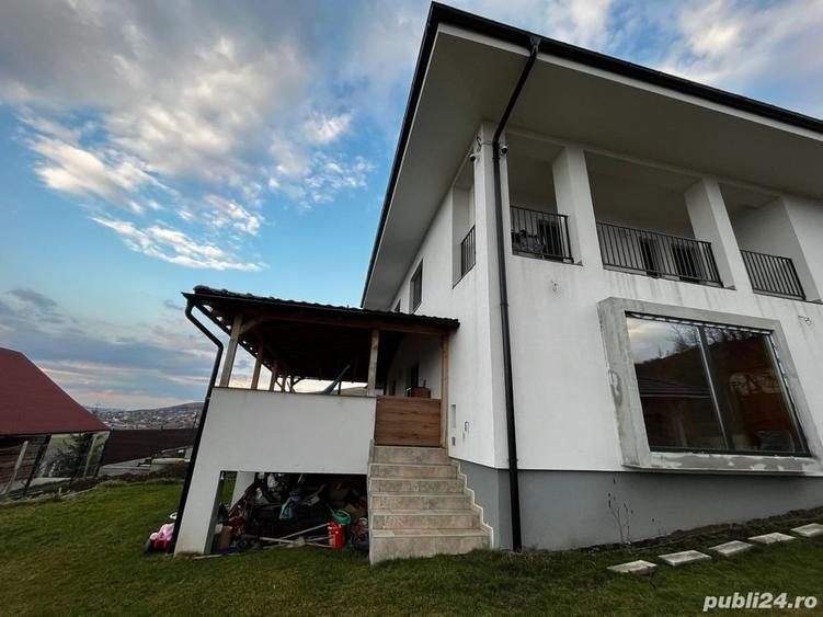 Casă cu 5 camere în Dezmir