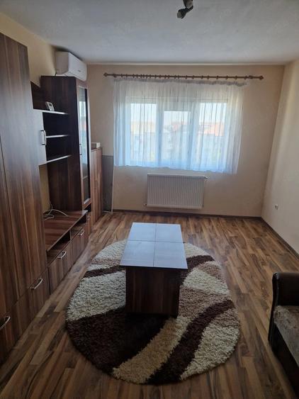 Apartament cu 3 camere decomandat în Lidia