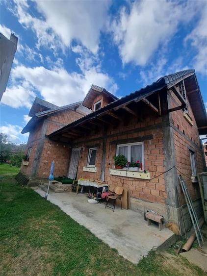 Casă individuală cu 4 camere cu Canalizare în Central