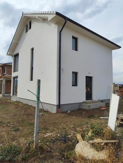 Casă cu 4 camere decomandat în Central