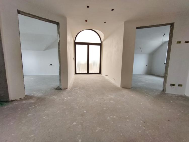 Casă individuală cu 7 camere cu Garaj în Marginea