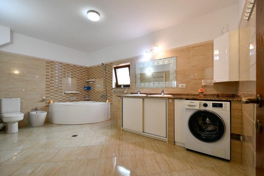 Casă individuală cu 6 camere cu Canalizare în CET