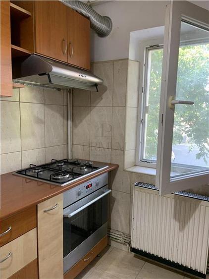 Apartament cu 3 camere decomandat în Girocului