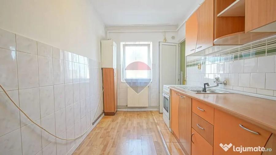Apartament cu 3 camere semidecomandat în Nord