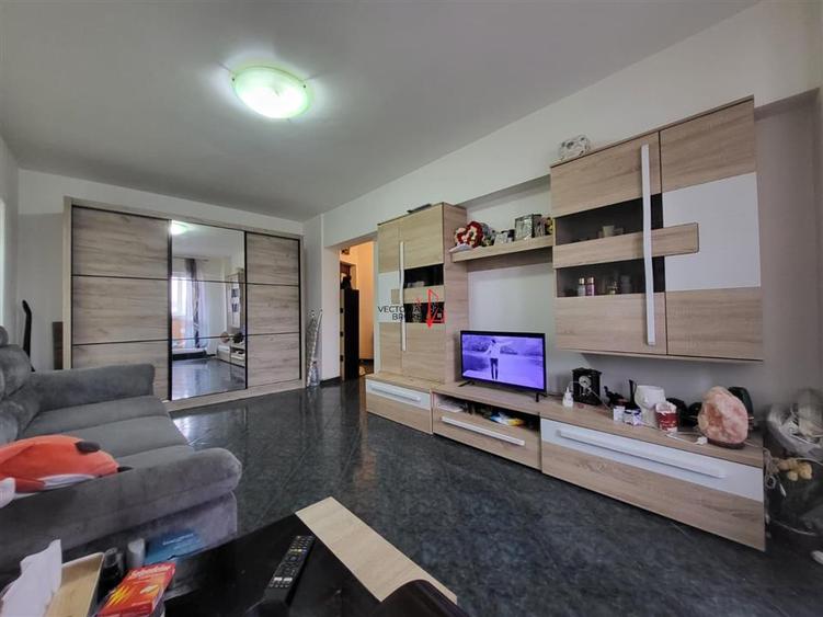 Apartament cu 3 camere semidecomandat în Titan
