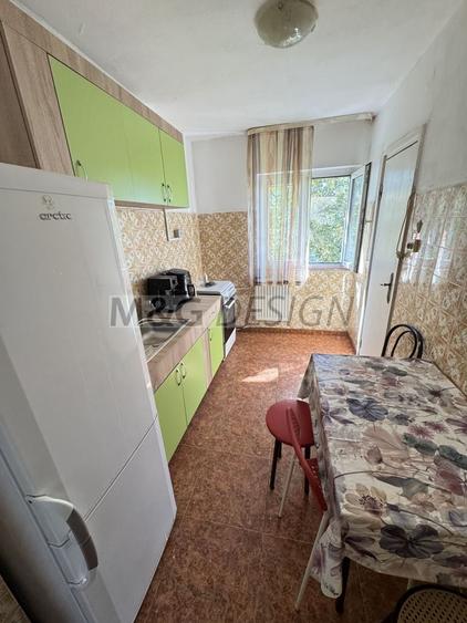 Apartament cu 3 camere decomandat în Girocului