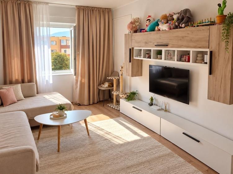 Apartament cu 2 camere decomandat în Tractorul