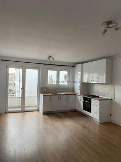Apartament cu 3 camere semidecomandat, mobilat în Central