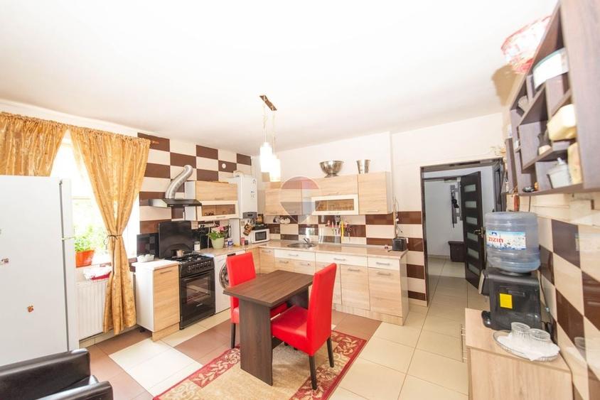 Casă individuală cu 7 camere cu Teren 383 Mp în Berceni