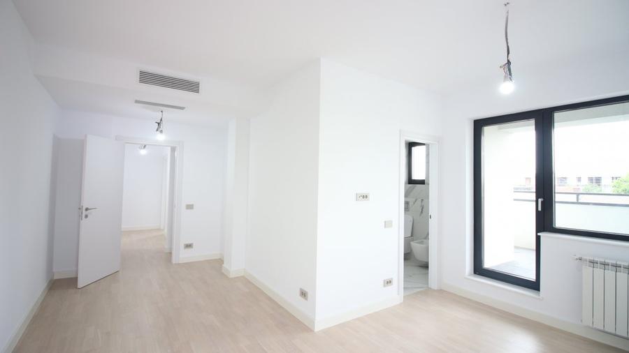 Penthouse cu 4 camere semidecomandat în Băneasa
