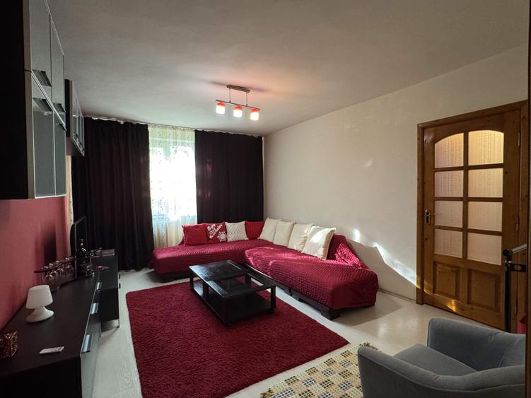 Apartament cu 3 camere semidecomandat în Central