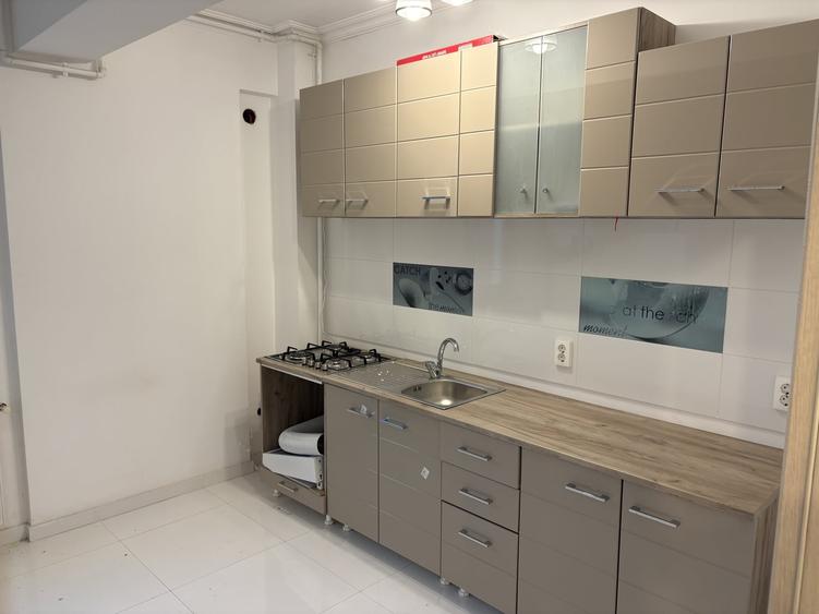 Apartament cu 3 camere semidecomandat în Jiului